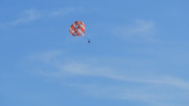 As pessoas estão descansando voando em parasailing sobre o Mar Adriático na Baía de Kotor, Montenegro, atividades ao ar livre — Vídeo de Stock