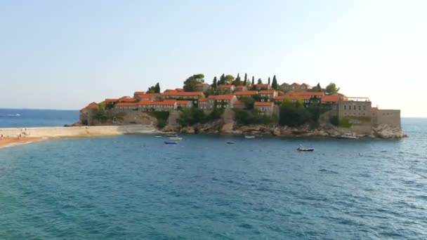 Ilha de St. Stephens, Montenegro. A famosa ilha de hotéis para celebridades e pessoas ricas do mundo. Bela praia limpa no Mar Adriático — Vídeo de Stock
