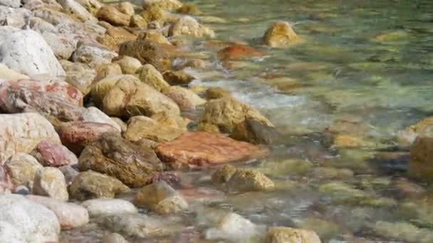 Живописные скалы стоят на фоне прозрачного бирюзового моря в Которском заливе, Черногория. Прекрасная девственная природа — стоковое видео
