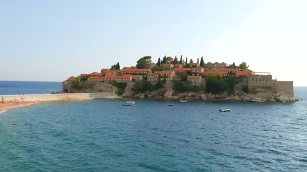 モンテネグロのセント・スティーブンス島。有名人や世界の裕福な人々のためのホテルの有名な島。アドリア海のきれいなビーチ — ストック動画