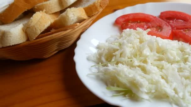 Menú vegetariano, ensalada de col y rodajas de tomate en la mesa del comedor — Vídeos de Stock