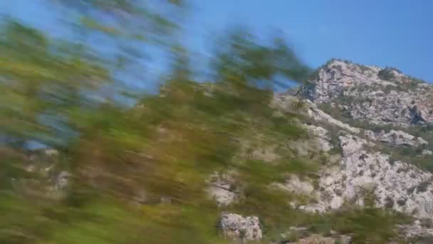 Красивый пейзаж гор Черногории видно из окна туристического автобуса — стоковое видео