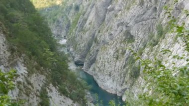 Karadağ 'ın en pitoresk yerlerinden biri olan turkuaz nehri Moraca kanyonu, bakir doğa.