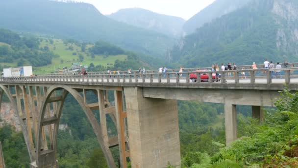 El famoso puente Djurdjevic en Montenegro, en el que los coches y los turistas caminan — Vídeos de Stock