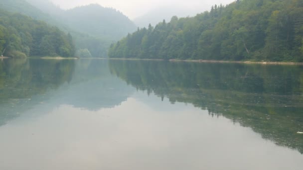 霧の朝の霞のある信じられないほど美しい湖。興味深い暗い水で山の池Biorgad湖Bigradska強羅国立公園,モンテネグロ — ストック動画