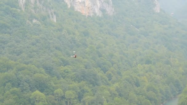 Bellissimo paesaggio di uno dei più grandi canyon del mondo, vicino al fiume Tara e al ponte Djerdjevic, zipline turismo attivo, i turisti stanno riposando in vacanza — Video Stock