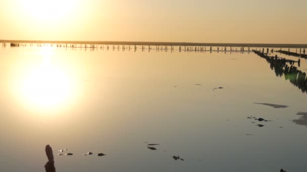 Niesamowity niesamowity zachód słońca z ogromnym okrągłym słońcem na słonym jeziorze — Wideo stockowe