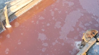 Ukrayna 'nın Kherson bölgesindeki pembe tuz gölü çıkarma fabrikasında beyaz tuz birikintileri.