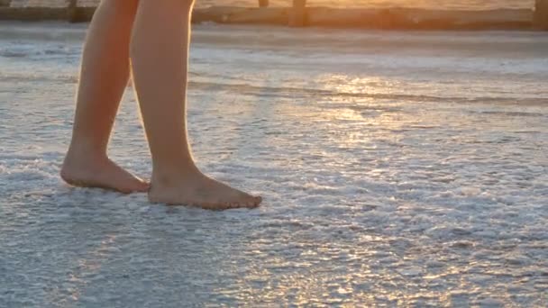 Bir gencin ayakları, Ukrayna 'nın Kherson bölgesindeki tuz gölü çıkarma fabrikası Sivash üzerinde tuzlu kabuk boyunca yürür. — Stok video