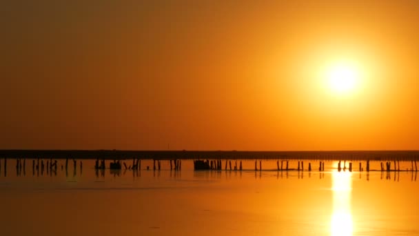 Incroyable coucher de soleil rouge avec un énorme soleil rond sur un lac salé — Video