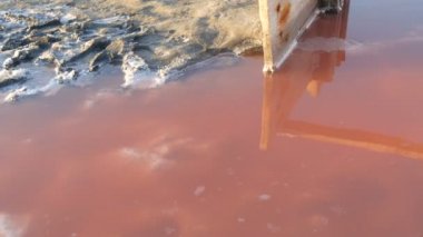 Ukrayna 'nın Kherson bölgesindeki pembe tuz gölü çıkarma fabrikasında beyaz tuz birikintileri.