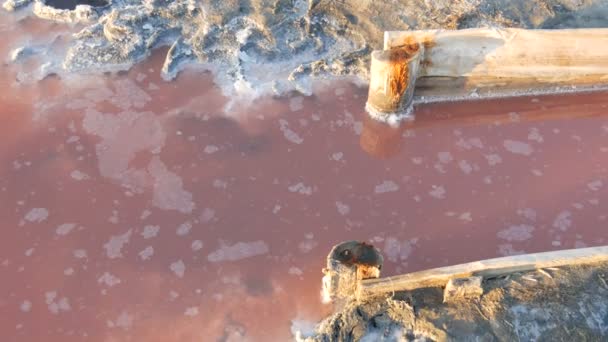 Ukrayna 'nın Kherson bölgesindeki pembe tuz gölü çıkarma fabrikasında beyaz tuz birikintileri. — Stok video