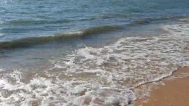 Deniz dalgaları, Azov Denizi kıyısındaki kum, yaz günü, rahatlama konsepti.