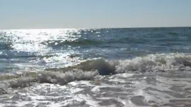 Deniz dalgaları, Azov Denizi kıyısındaki kum, yaz günü, rahatlama konsepti.