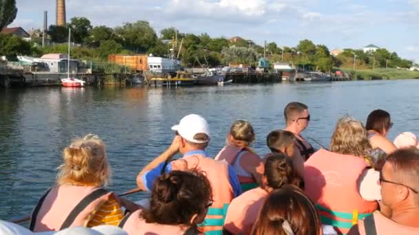 Genichesk, Ucraina - 2 agosto 2020: Una guida turistica su una barca da diporto racconta storie ai turisti che indossano giubbotti di salvataggio. Escursione al lago Sivash — Video Stock