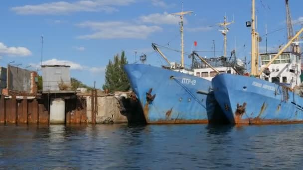 Duas grandes naves azuis. Porto de pesca velho com barcos vintage — Vídeo de Stock