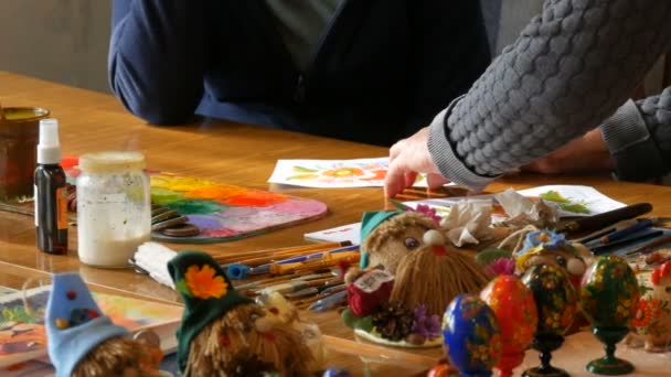 Petrykovka, Ukrajina - 14. října 2020: Světově proslulá Petrykovská malba Ukrajinská dekorativní a okrasná lidová malba, štětec a malba v rukou malují krásný obraz — Stock video