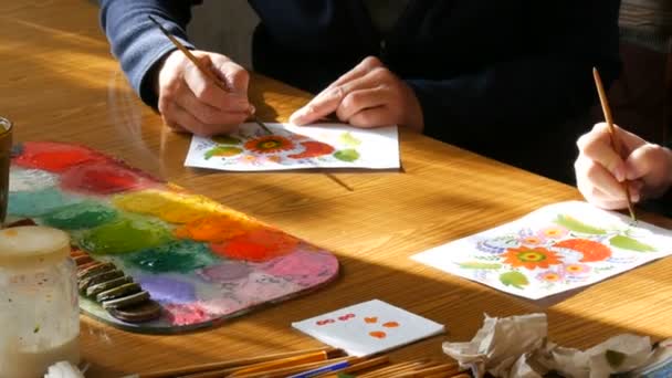 Petrykovka, Ukrajina - 14. října 2020: Světově proslulá Petrykovská malba Ukrajinská dekorativní a okrasná lidová malba, štětec a malba v rukou malují krásný obraz — Stock video