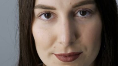 Kirpik kıvırma işleminden önce profesyonel bir güzellik salonunda modern kirpik kirpikleme prosedüründen önceki genç bir kızın yüzü. Siyah rujlu makyajsız bir kadın portresi.