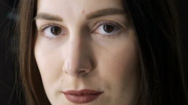 Kirpik kıvırma işleminden önce profesyonel bir güzellik salonunda modern kirpik kirpikleme prosedüründen önceki genç bir kızın yüzü. Siyah rujlu makyajsız bir kadın portresi.