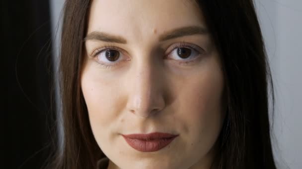 Das Gesicht eines jungen Mädchens vor einem modernen Wimpernkaschierungsverfahren in einem professionellen Schönheitssalon vor dem Wimperncurling-Verfahren. Porträt einer ungeschminkten Frau mit dunklem Lippenstift — Stockvideo