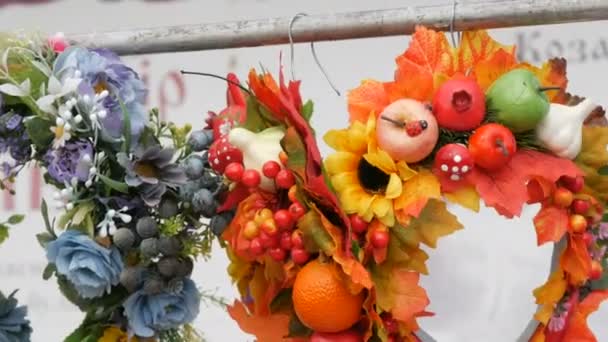 Beautiful autumn wreaths at the fair — Stock Video