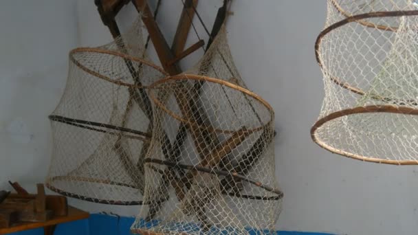 Риболовецькі сітки висять на стіні ферми — стокове відео