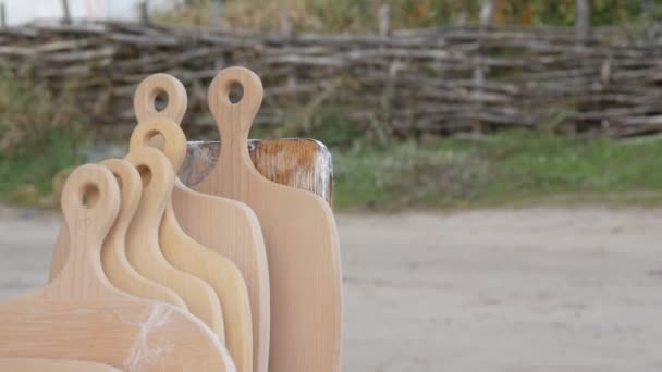 Verschiedene hölzerne Küchenbretter auf der Messe. Holzküchengeräte auf der Markttheke — Stockvideo