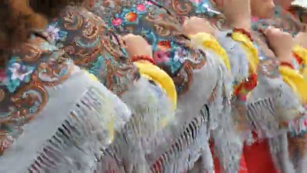 Volkskunstkollektiv in ethnischen ukrainischen Trachten singt fröhlich Volkslieder und tanzt — Stockvideo
