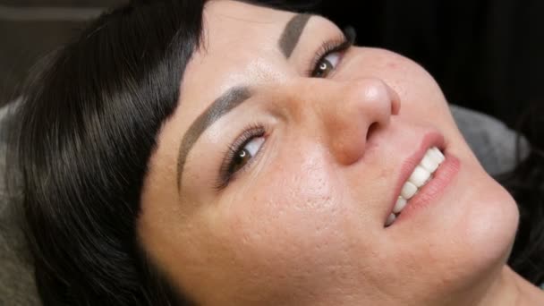 Förberedelser för permanent läppmakeup. Ansiktet på en ung kvinna utan tatuerade läppar. — Stockvideo