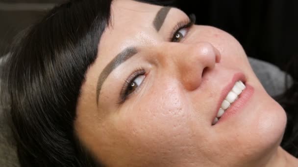 Förberedelser för permanent läppmakeup. Ansiktet på en ung kvinna utan tatuerade läppar. — Stockvideo