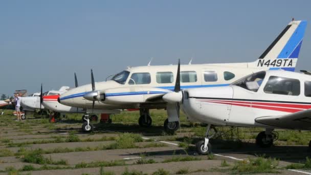 Dnipro, Ουκρανία - 05 Ιουλίου 2020: Μια σειρά από μικρά ιδιωτικά αεροπλάνα στο αεροδρόμιο σε μια καλοκαιρινή μέρα — Αρχείο Βίντεο