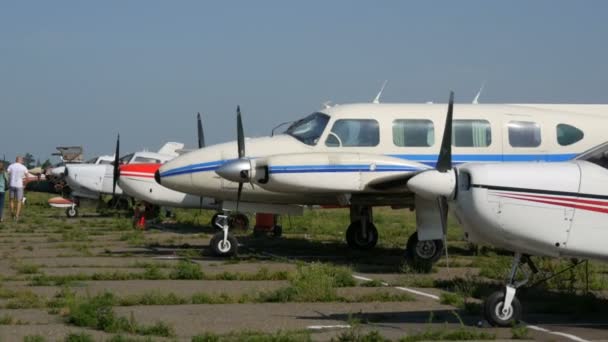Dnipro, Ουκρανία - 05 Ιουλίου 2020: Μια σειρά από μικρά ιδιωτικά αεροπλάνα στο αεροδρόμιο σε μια καλοκαιρινή μέρα — Αρχείο Βίντεο