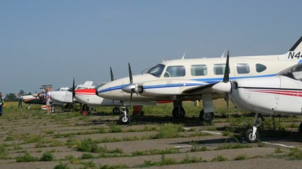 Днепр, Украина - 05 июля 2020 года: Ряд небольших частных самолетов на аэродроме аэропорта в летний день — стоковое видео