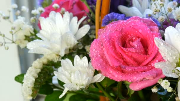 Um belo buquê elegante de várias flores multicoloridas de margaridas, rosas, flores secas. Buquê de noiva festivo de flores brancas, rosa, azul, roxo, amarelo — Vídeo de Stock