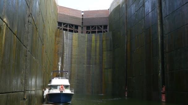 Zaporozhye, Ucraina - 19 giugno 2020: discesa attraverso la chiusa della diga della centrale idroelettrica di Zaporozhye. La nave da crociera scende dal livello dell'acqua fino al fiume Dnieper — Video Stock