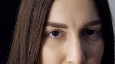 Kirpik kıvırma işleminden önce profesyonel bir güzellik salonunda modern kirpik kirpikleme prosedüründen önceki genç bir kızın yüzü. Siyah rujlu makyajsız bir kadın portresi.