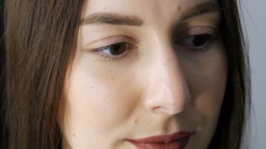Kirpik kıvırma işleminden önce profesyonel bir güzellik salonunda modern kirpik kirpikleme prosedüründen önceki genç bir kızın yüzü. Siyah rujlu makyajsız bir kadın portresi.