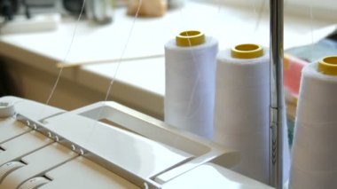 Büyük, modern bir üst-kilit görüşünün bir parçası. Dikiş atölyesi, dikiş makinesi kullanarak dikiş ve nakış.