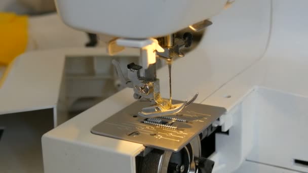 Parte de una máquina de coser. Vista de cerca del pie con una aguja sin hilo — Vídeo de stock