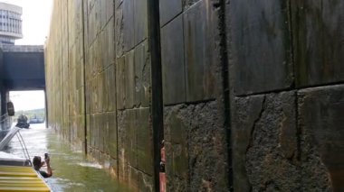 Zaporozhye, Ukrayna - 19 Haziran 2020: Zaporozhye hidroelektrik santralinin barajından aşağı inin. Yolcu gemisi su seviyesinden Dinyeper Nehri 'ne iniyor.