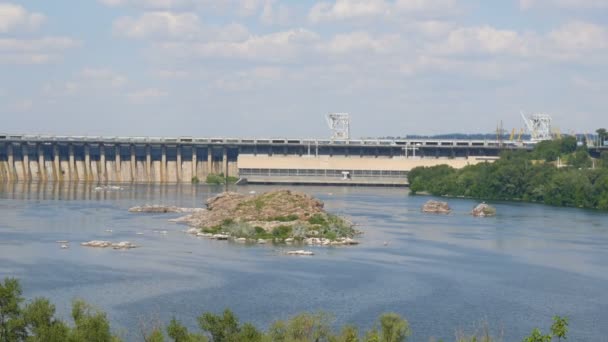 Vista della grande diga della centrale idroelettrica di Zaporozhye. Acqua del fiume Dnieper — Video Stock