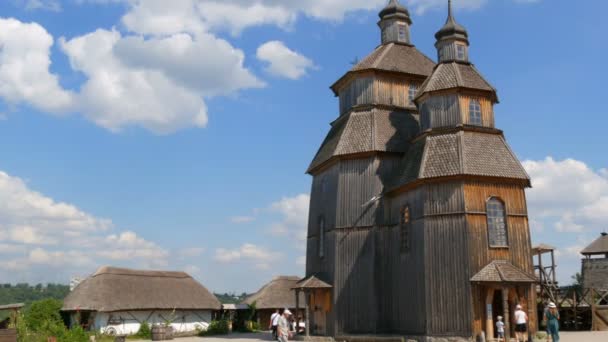 Zaporizhzhia, Ucrânia - 19 de junho de 2020: Antiga igreja de madeira no estilo do Zaporizhzhya Sich na ilha de Khortytsya, berço dos cossacos na Ucrânia — Vídeo de Stock