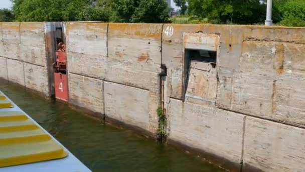 Zaporozhye, Ukraina - 19 juni 2020: Fartyget seglar genom dammen sluice. Utsikt över den stora dammen av Zaporozhye vattenkraftverk. Djupare flodvatten — Stockvideo