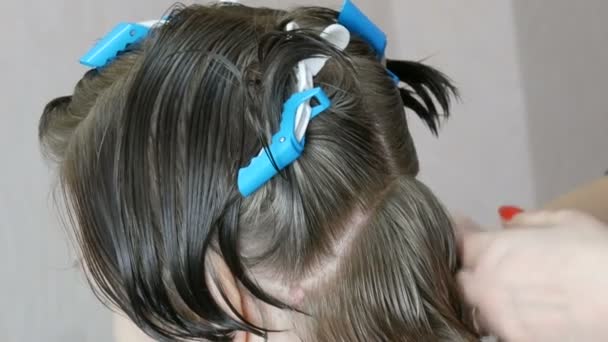 美容師の女性の手は、灰色の髪に短いボブをカットし、クライアントの端をカットします。女性の頭の上の美容師のための特別なヘアピン — ストック動画