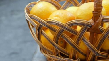 Bir sepet dolusu olgun, geniş limonlu hasır. Yakın görüş.