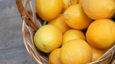 Bir sepet dolusu olgun, geniş limonlu hasır. Yakın görüş.