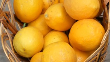 Bir sepet dolusu olgun, geniş limonlu hasır. Yakın görüş.