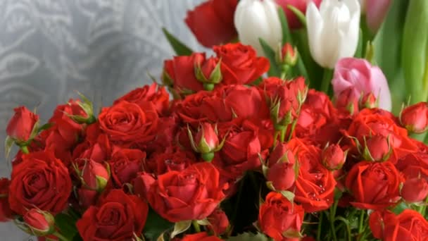 Buket indah tunas mawar oranye-merah. Mawar dalam vas di dalam ruangan — Stok Video