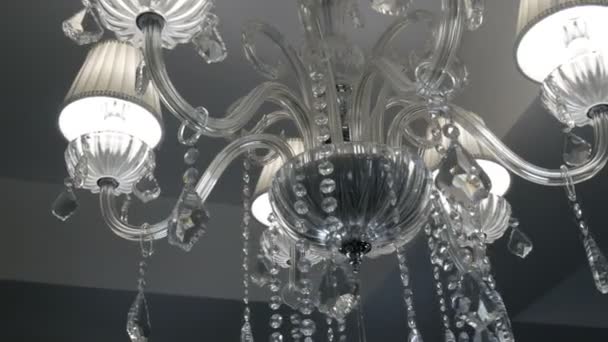 Vacker lyx kristallkrona i taket i ett elegant modernt rum — Stockvideo